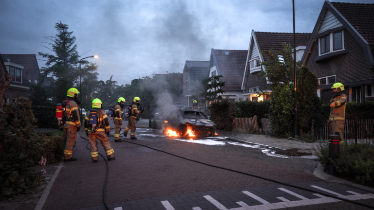 Geparkeerde auto gaat in vlammen op in Westerweg Heiloo
