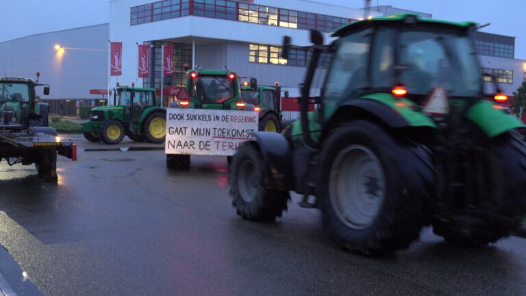 Boeren blokkeren Vomar distributiecentrum Alkmaar: “Staan met rug tegen de muur”