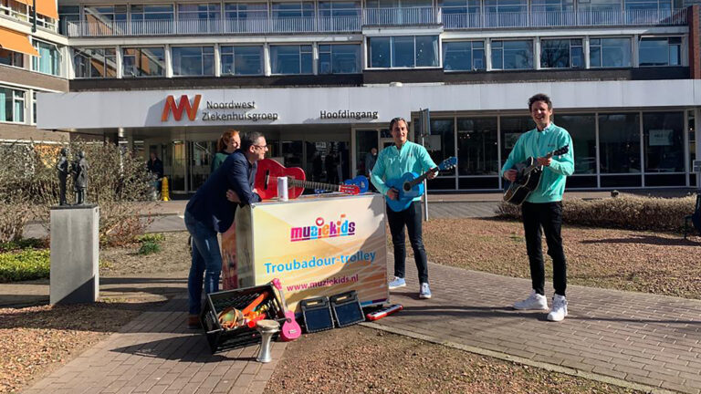 Noordwest Ziekenhuisgroep neemt eerste Muziekids Troubadourtrolley in ontvangst