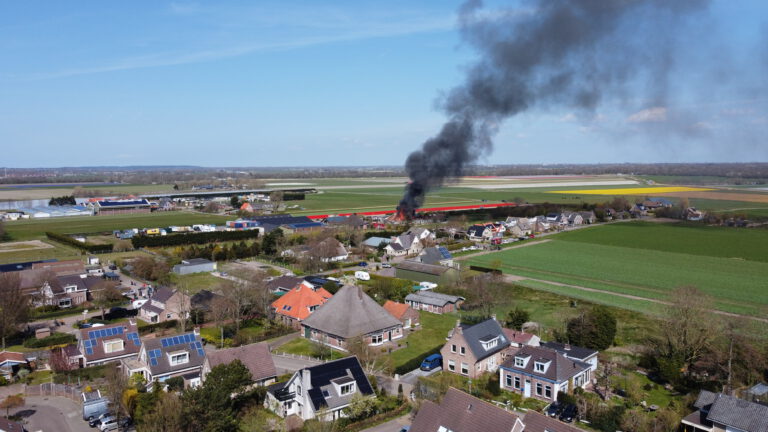 Woonboerderij in Egmond-Binnen valt ten prooi aan vlammen