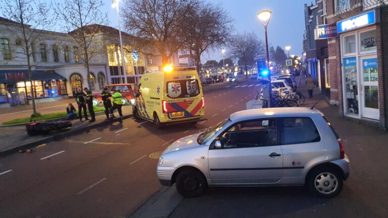 Motorrijdster gewond bij aanrijding met auto op Stationsweg Alkmaar