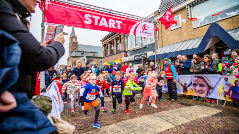 Mini marathon van 1 kilometer voor kinderen tijdens NN Egmond Halve Marathon 2022