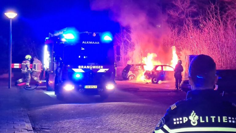 Twee auto’s door brand totaal verwoest in Oudorp