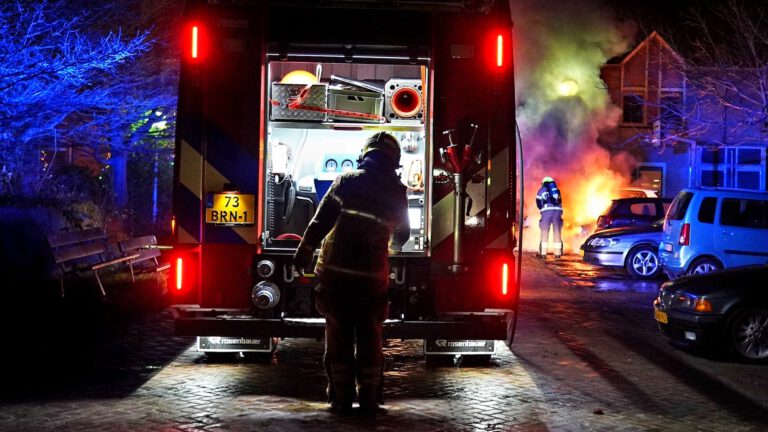 Auto brandt uit aan Oosterzijweg, brandstichting vermoed