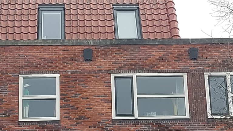 Gemeente plaatst ongevraagd vleermuiskastjes aan appartementencomplex Plein Bergen