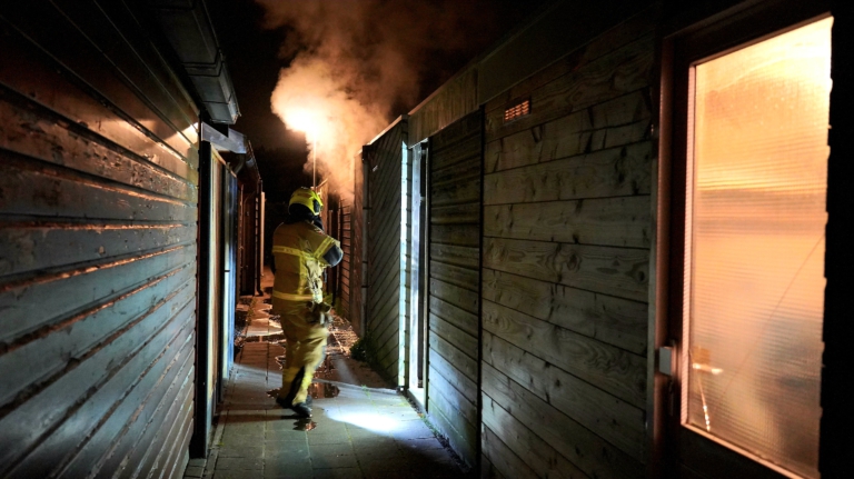 Brandweer voorkomt overslaan schuurbrand in Heiloo