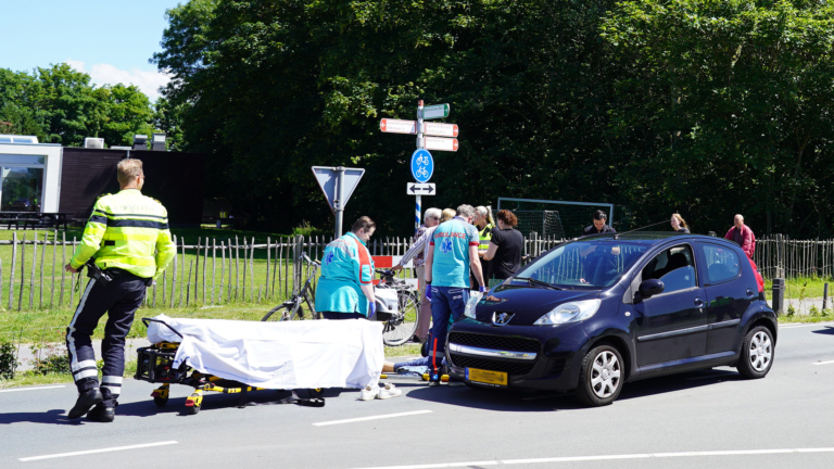 Oudere fietsster gewond bij aanrijding op Herenweg in Egmond aan den Hoef