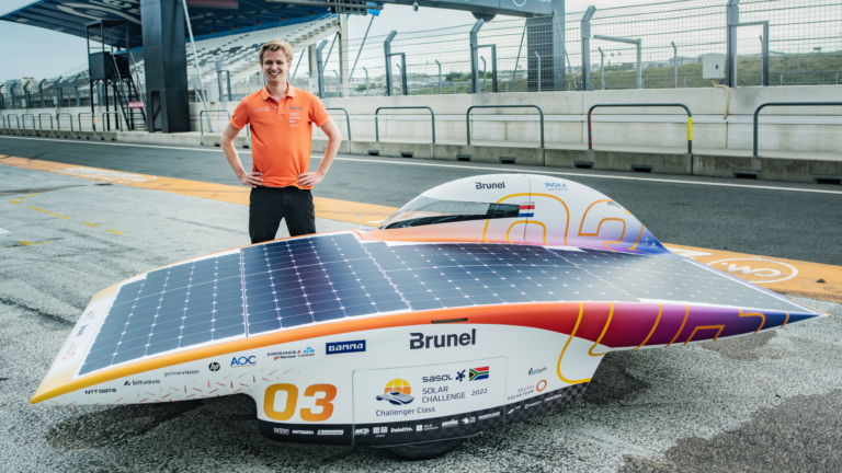 Laurens de Boer uit Heiloo presenteert nieuwe zonneauto met motor van de toekomst