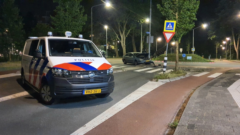 Automobilist vlucht naar huis na aanrijding met lantaarnpaal in De Hoef