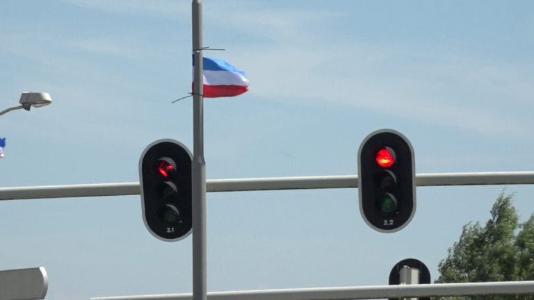 Provincie gaat vlaggen boven provinciale wegen verwijderen vanwege ‘veiligheidsredenen’