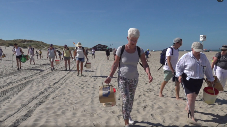 Stichting De Noordzee wil rookverbod op stranden: “Tapijt van peuken”