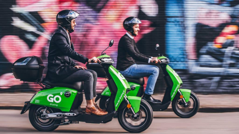 Ondanks 166 klachten en 3 scooters te water: Alkmaar tevreden over eerste maand deelscooters