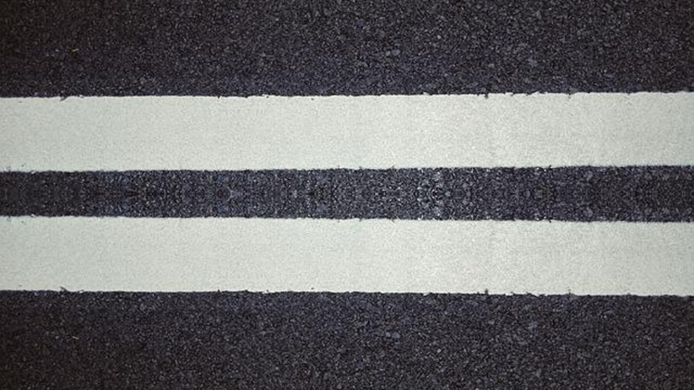 Verse witte lijnen en vlakken op drukke wegen in Heiloo