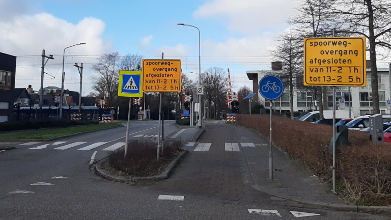 Werk aan het spoor tussen Alkmaar en Heerhugowaard, spoorovergang Zeeweg in Heiloo dicht
