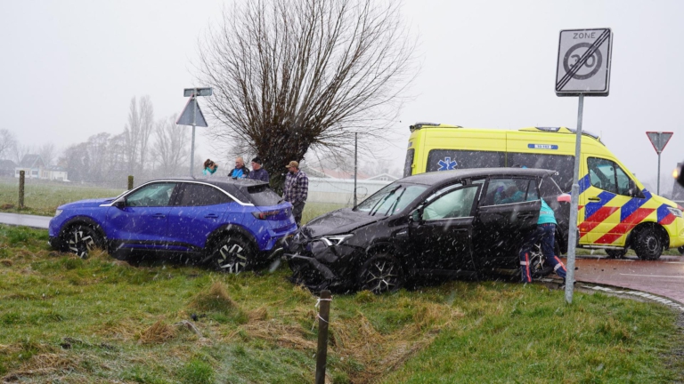 Auto’s in de berm na botsing op Lagelaan in Heiloo