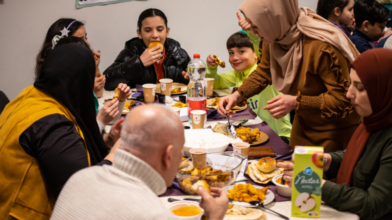 Alkmaarse basisschool De Wegwijzer organiseert iftar; “Het is zo leuk dat mijn allerliefste juf er ook bij is”