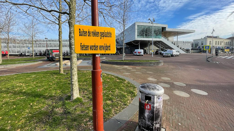 Stationsplein Alkmaar weer netjes; Stadswerk072 en gemeente gaan fietsprobleem stevig aanpakken