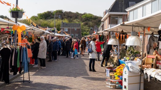 Zonnig weer, dus gezellig druk op vrijmarkt Egmond aan Zee