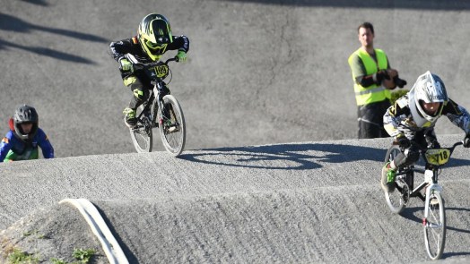 Rijders gaan de strijd aan tijdens BMX-wedstrijden in Heiloo 🗓