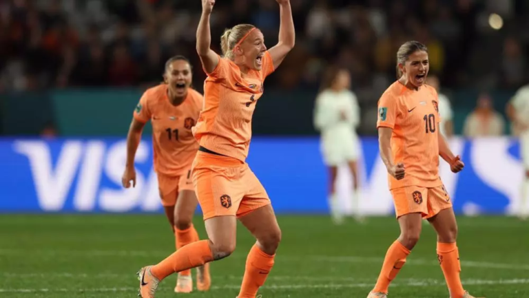 Heerhugowaardse Stefanie van der Gragt kopt Oranje naar eerste WK-zege