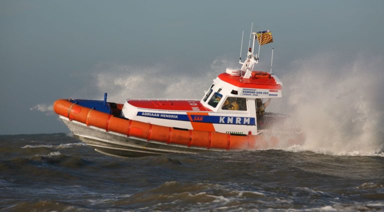 KNRM start zoekactie vanwege zwemmer in nood bij Egmond aan Zee