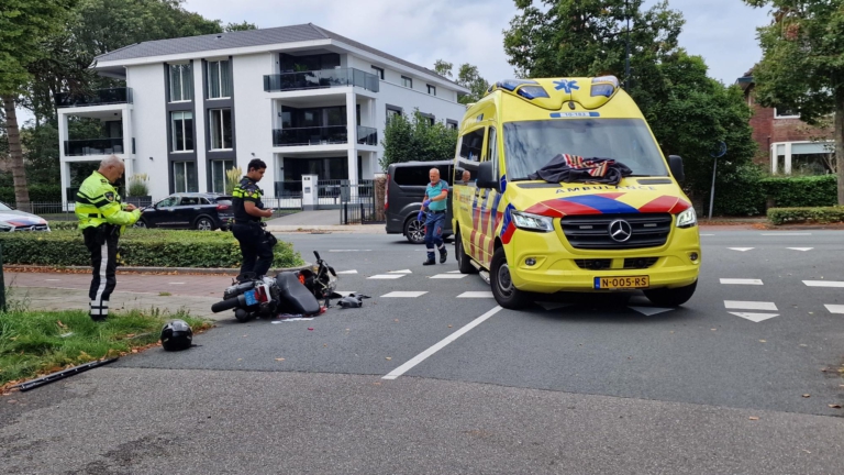 Mee naar bureau na ongeval in Heiloo, bestuurder scooter naar ziekenhuis