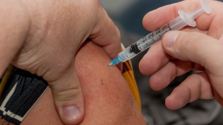 GGD Hollands Noorden gaat weer vaccineren tegen corona: “Aangepast aan huidige subvariant”