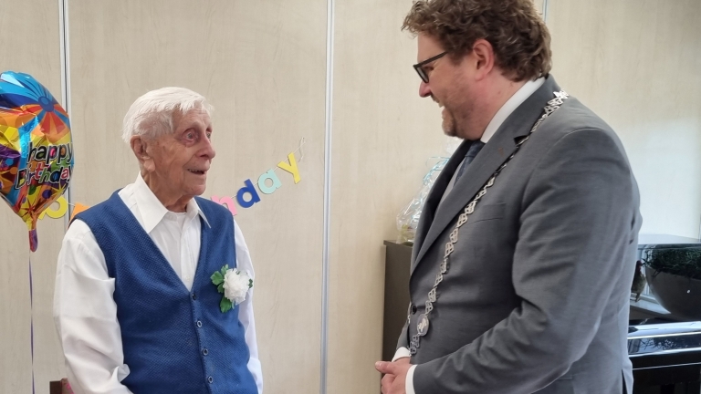 Feest en felicitaties van de burgemeester; Henk Schoonderwoert is 105 jaar oud