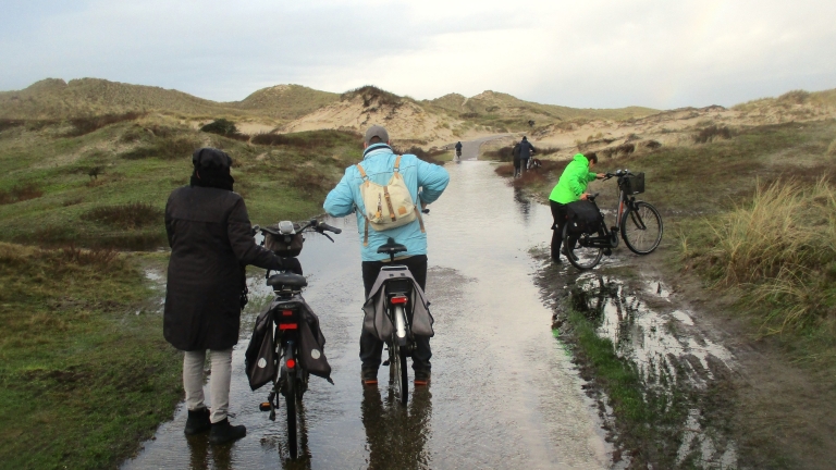 Nog steeds wateroverlast op fietspaden in duinen: ‘winnaar’ ligt in Schoorl